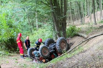 A murit dupa ce tractorul s a rasturnat peste el