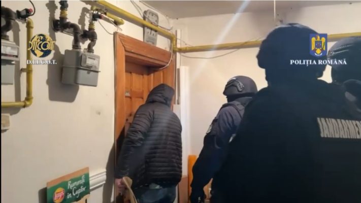 Doi barbati si o femeie arestati pentru trafic de droguri