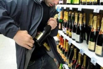 Hot cu gusturi fine a furat vin din magazin