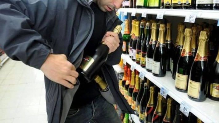 Hot cu gusturi fine a furat vin din magazin