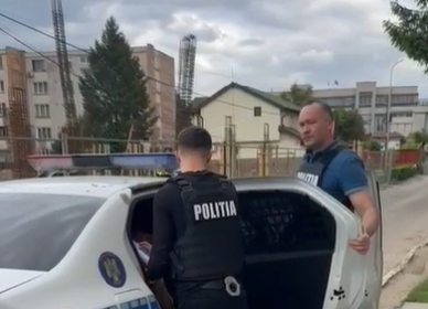 Pentru Pacanele si a santajat parintii