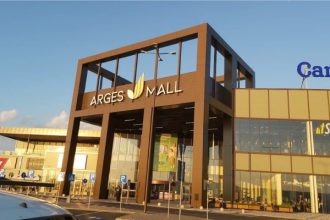 Sot si sotie din Bucuresti au furat din Arge Mall
