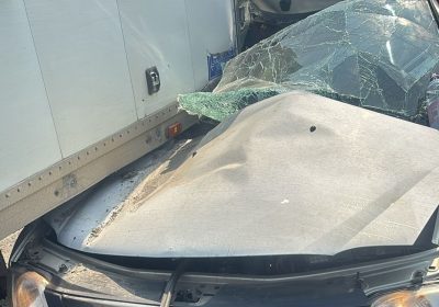 A intrat cu masina sub un autocamion