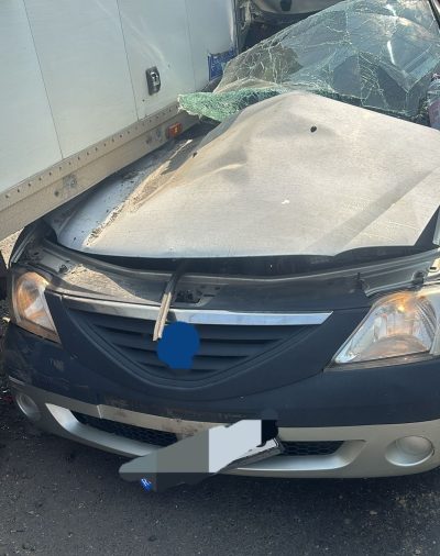 A intrat cu masina sub un autocamion