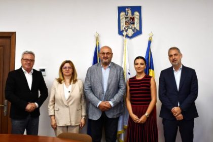 Consulii Romaniei la Barcelona in vizita in Arges