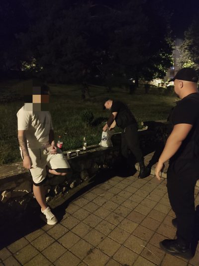 Facea gesturi obscene in public
