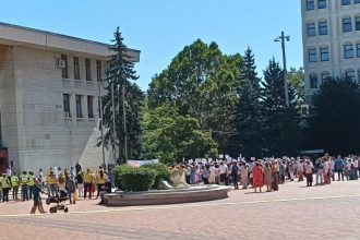 Profesorii au protestat in Piata Milea