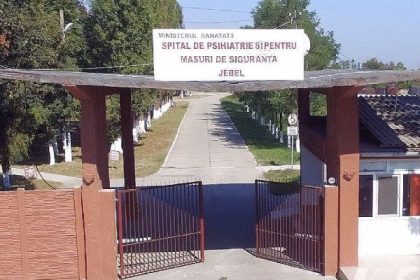 Inchis la Jebel dupa ce si a injunghiat sotia