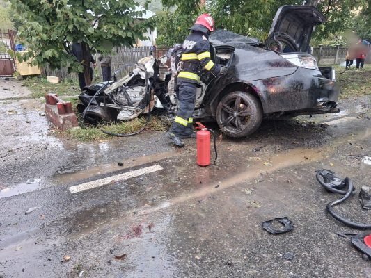 Accident grav la Leordeni BMW a intrat intr un cap de pod
