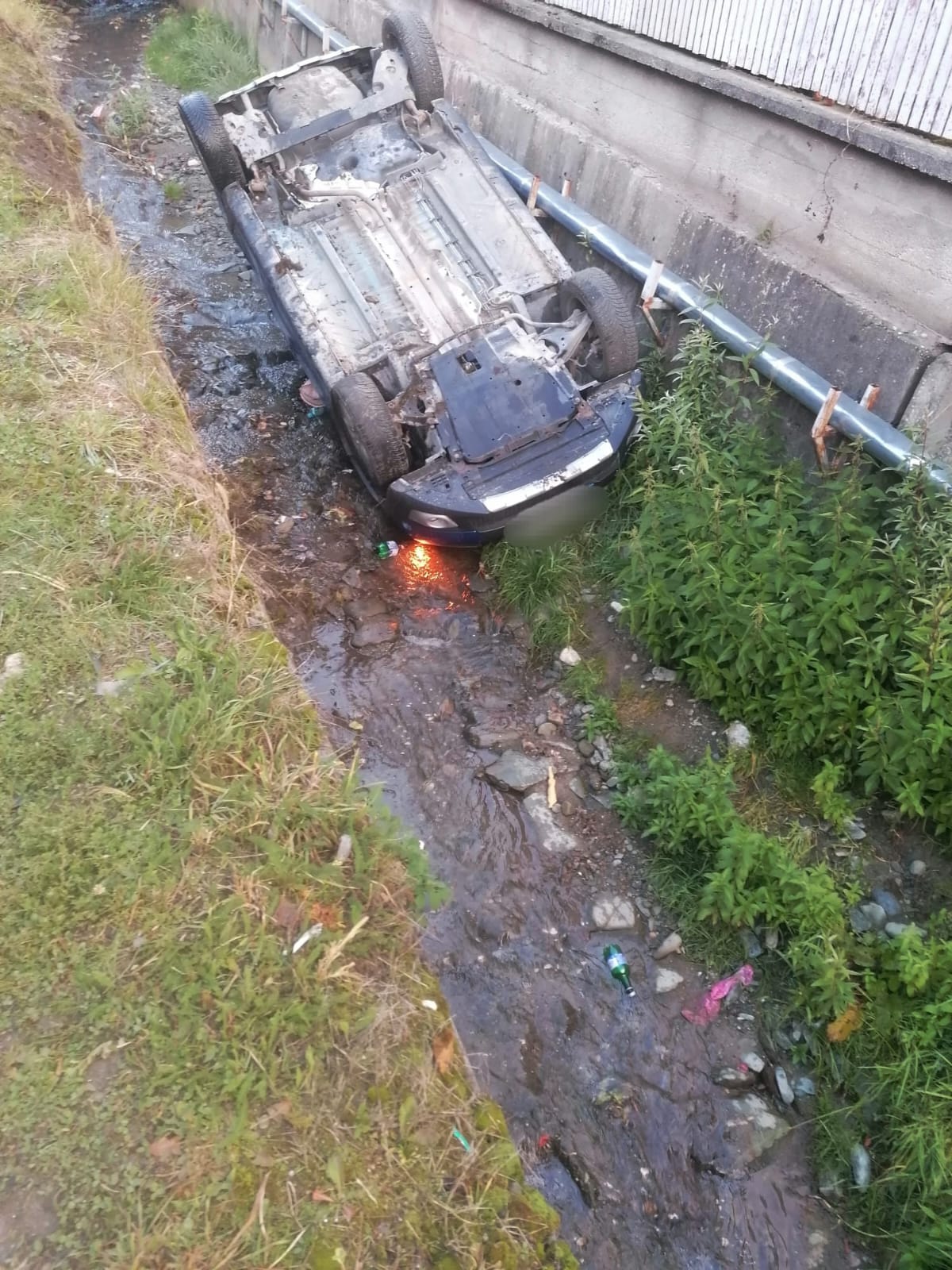 Copil de 6 ani ranit dupa rasturnarea unei masini