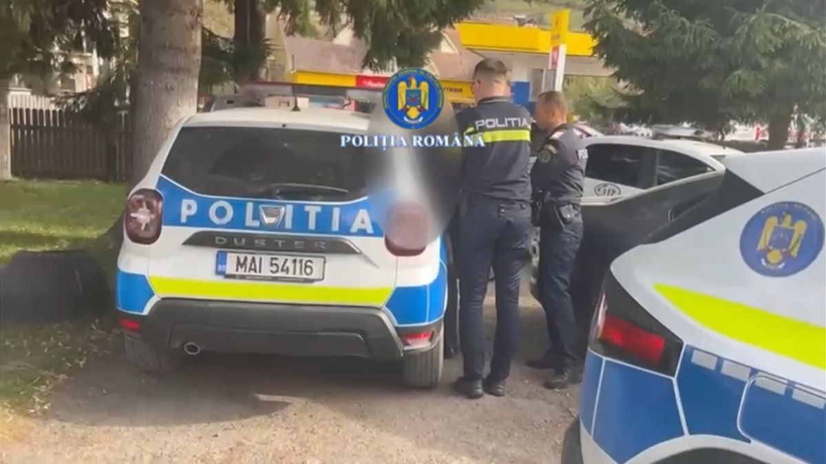 Au spart un apartament si au furat covorul