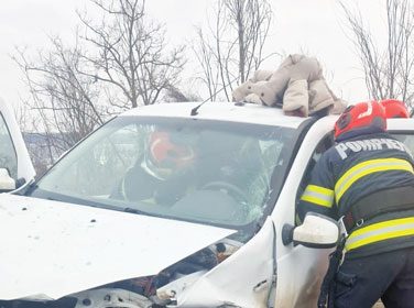 Doua persoane ranite in urma unei coliziuni intre doua autoturisme