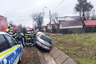 Femeie ranita scoasa din masina de pompieri si dusa la spital