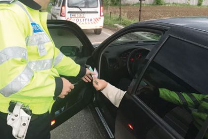 Tanar din Pitesti oprit la volan fara permis