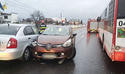 Trei vehicule implicate doua persoane ranite