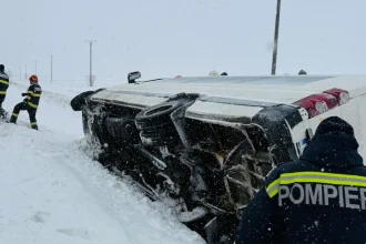 Alert Meteorologic Zeci de Persoane Blocate n Maini din Cauza Viscolului
