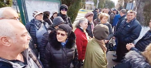 Oameni in Cozi pentru o Sticla de Apa Proteste cu Mal Aducat de Acasa