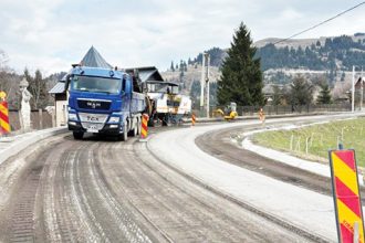 115 muncitori si 40 de utilaje pentru modernizarea DN73 Campulung Brasov
