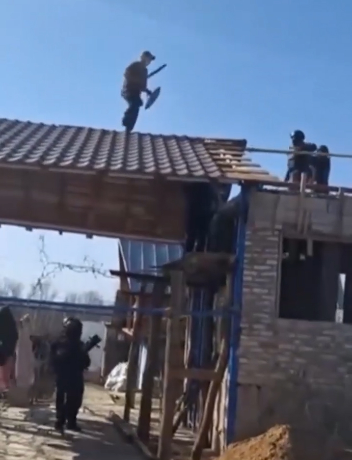 Barbat din Poiana Lacului impuscat de politisti video