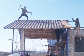 Barbat inalmat cu o sabie impuscat in picior dupa ce a atacat trupele speciale