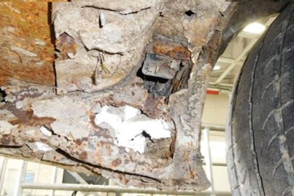 Bucati de tencuiala pe punctul de a cadea peste trecatori