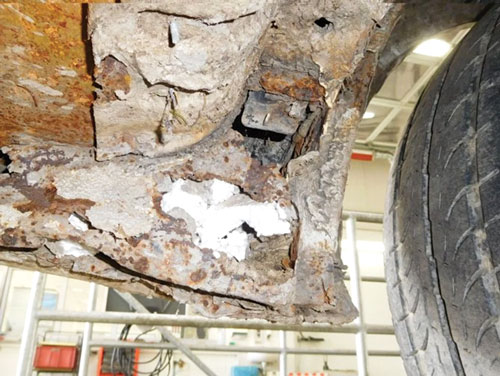Bucati de tencuiala pe punctul de a cadea peste trecatori