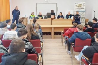Doi elevi sanctionati pentru insulte