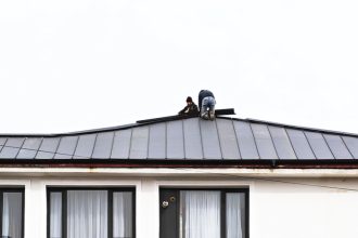 Muncitori surprinsi pe acoperis fara echipamente de protectie