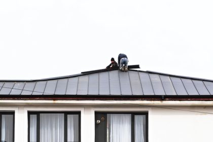 Muncitori surprinsi pe acoperis fara echipamente de protectie