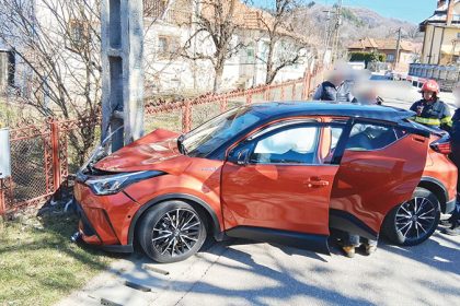 O masina a iesit de pe drum si s a ciocnit violent de un stalp