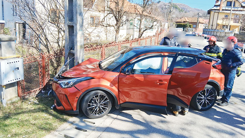 O masina a iesit de pe drum si s a ciocnit violent de un stalp