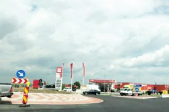 Trei masini implicate intr un accident in sensul giratoriu catre Albota