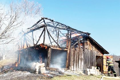 Un Grajd A Fost Distrus De Flacari