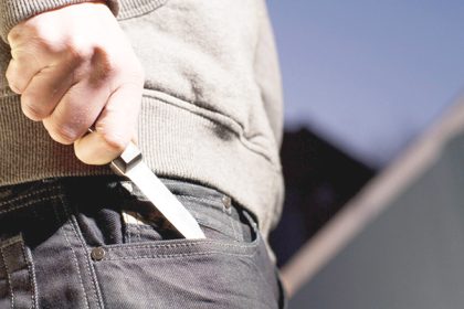 Un barbat si ar fi atacat sotia si fiul vitreg cu un cutit
