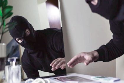 indivizi neidentificati intra in locuinte si jefuiesc oameni