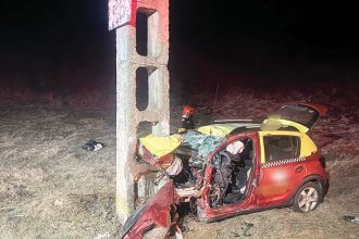 un tanar de 22 de ani a decedat dupa ce masina sa ciocnit violent de un stalp