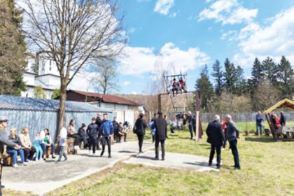 Datul in Dulap a strans sute de oameni la Stalpeni in prima zi de Paste