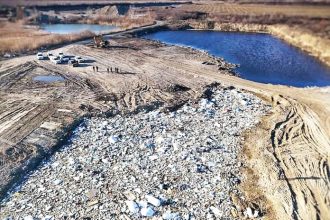 Deseuri ingropate ilegal si apa contaminata suspecta