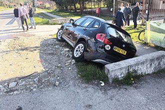 Doua automobile implicate o femeie ranita