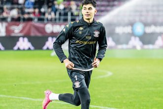 E pitestean si a debutat in Superliga pentru Rapid