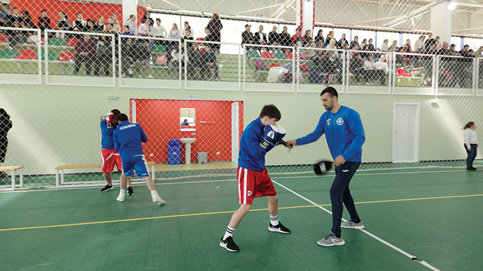 Leresti cu sala plina de energie campionii au oferit o lectie de sport in fata copiilor