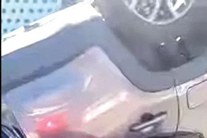 Masina rasturnata intr o parcare din Pitesti