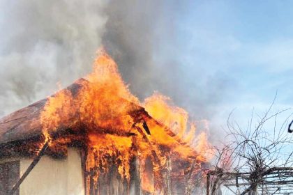 O Casa A Fost Cuprinsa De Flacari La Cotmeana