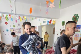 Parintii de la Paraclisul Rectoratului din Pitesti alaturi de copiii de la Complexul de Servicii Sociale Costesti
