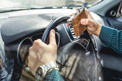 Tanar de 20 de ani prins conducand sub influenta alcoolului