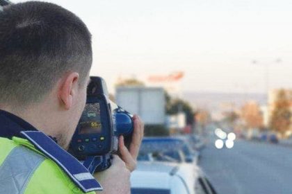 Tanar prins conducand cu 114 km h in oras ramas fara permis