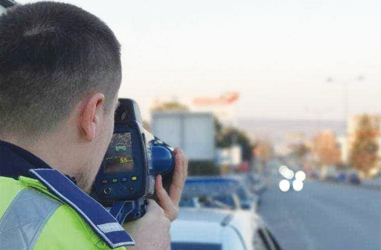 Tanar prins conducand cu 114 km h in oras ramas fara permis