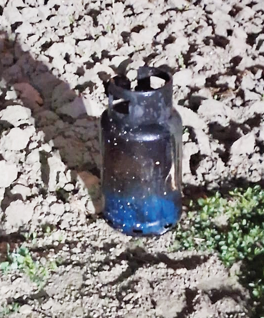 Pompierii au salvat o butelie dintr o casa cuprinsa de flacari
