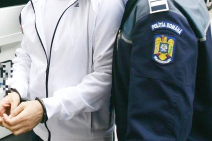 Tanar retinut dupa ce ar fi lovit tatal sau cu o piatra