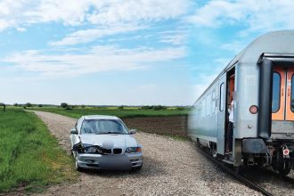 Un autoturism a fost izbit de tren